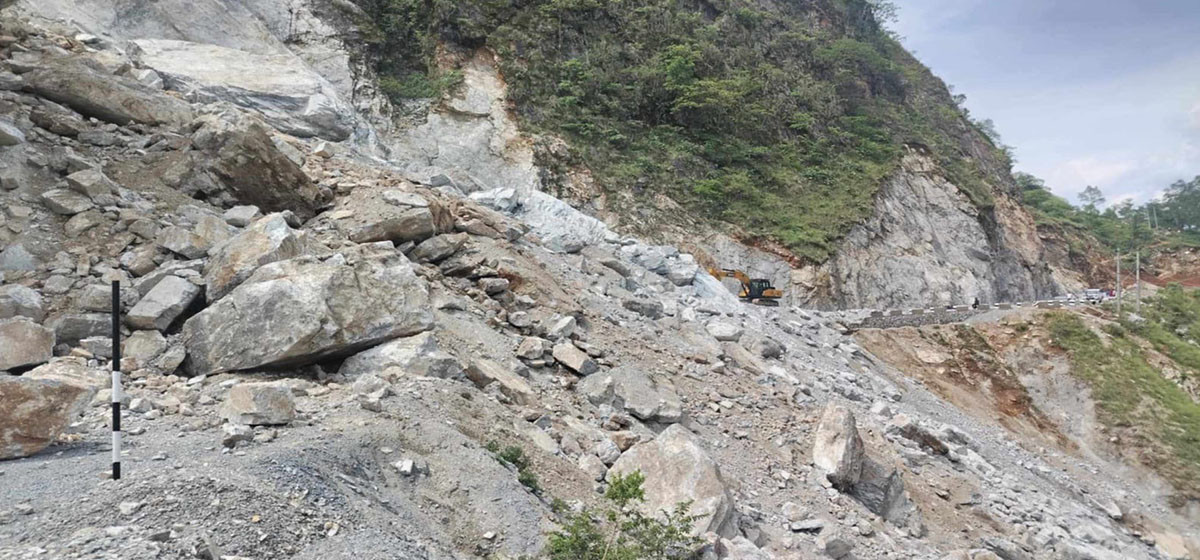 पहिरो आउँदा मध्यपहाडी लोकमार्ग अवरुद्ध