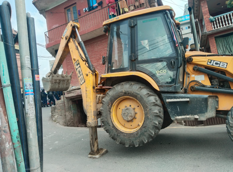 सडक डिभिजन कार्यालय दाङद्वारा सडक सीमा अतिक्रमण गरी बनाइएका संरचना हटाउन १५ दिने सूचना