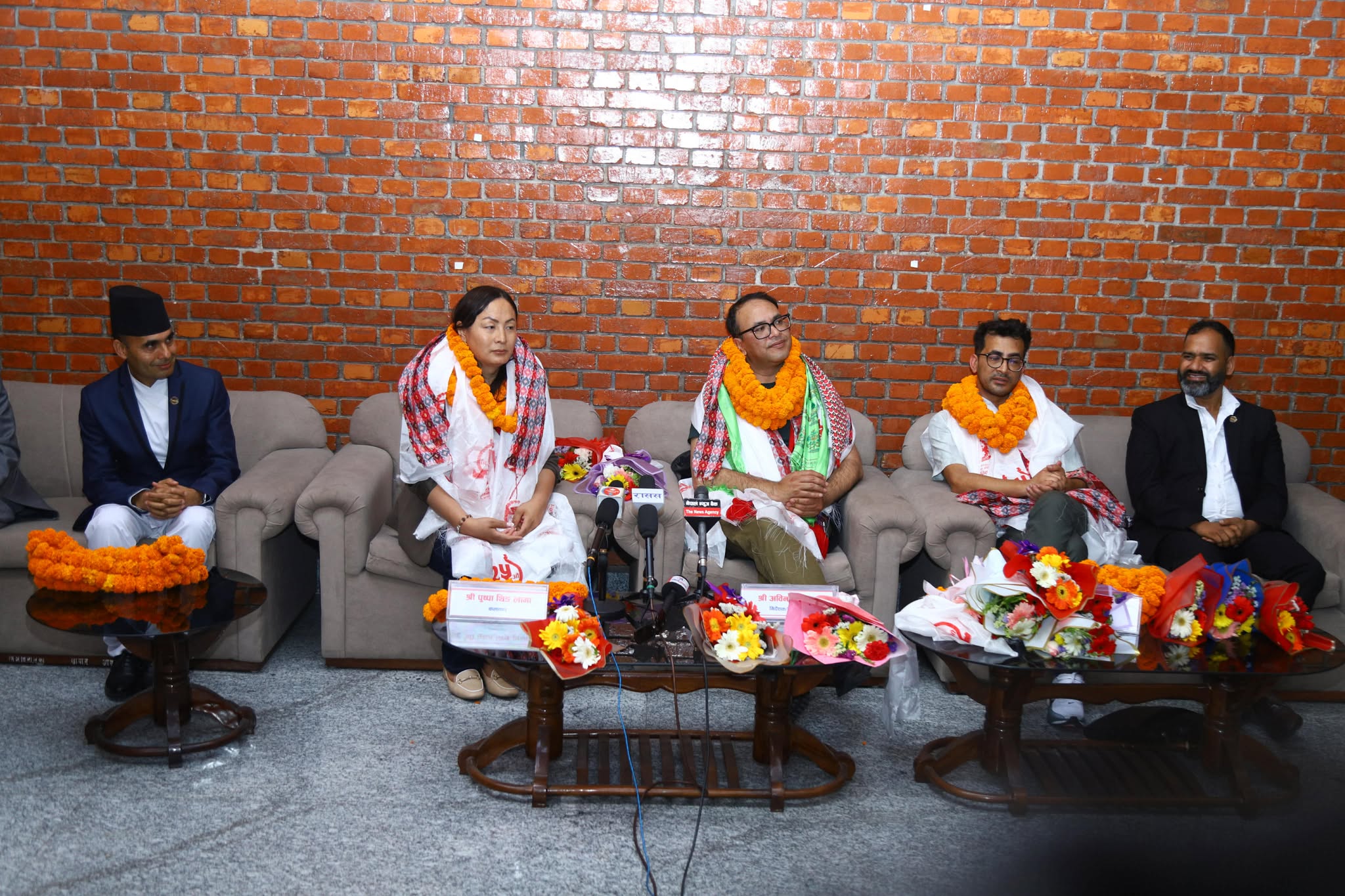 चलचित्र ‘एलिफेन्ट इन द फग’ टिमलाई विमानस्थलमा स्वागत