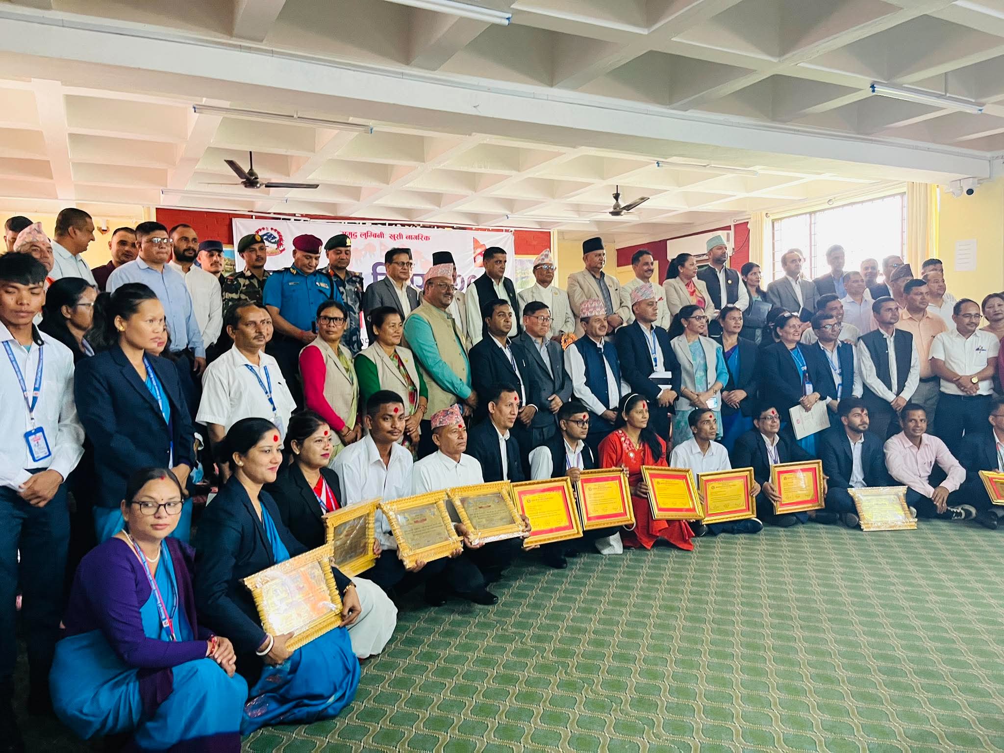 लुम्बिनी प्रदेशमा पनि मनाइयो गणतन्त्र दिवस,निजामती कर्मचारीहरु सम्मानित