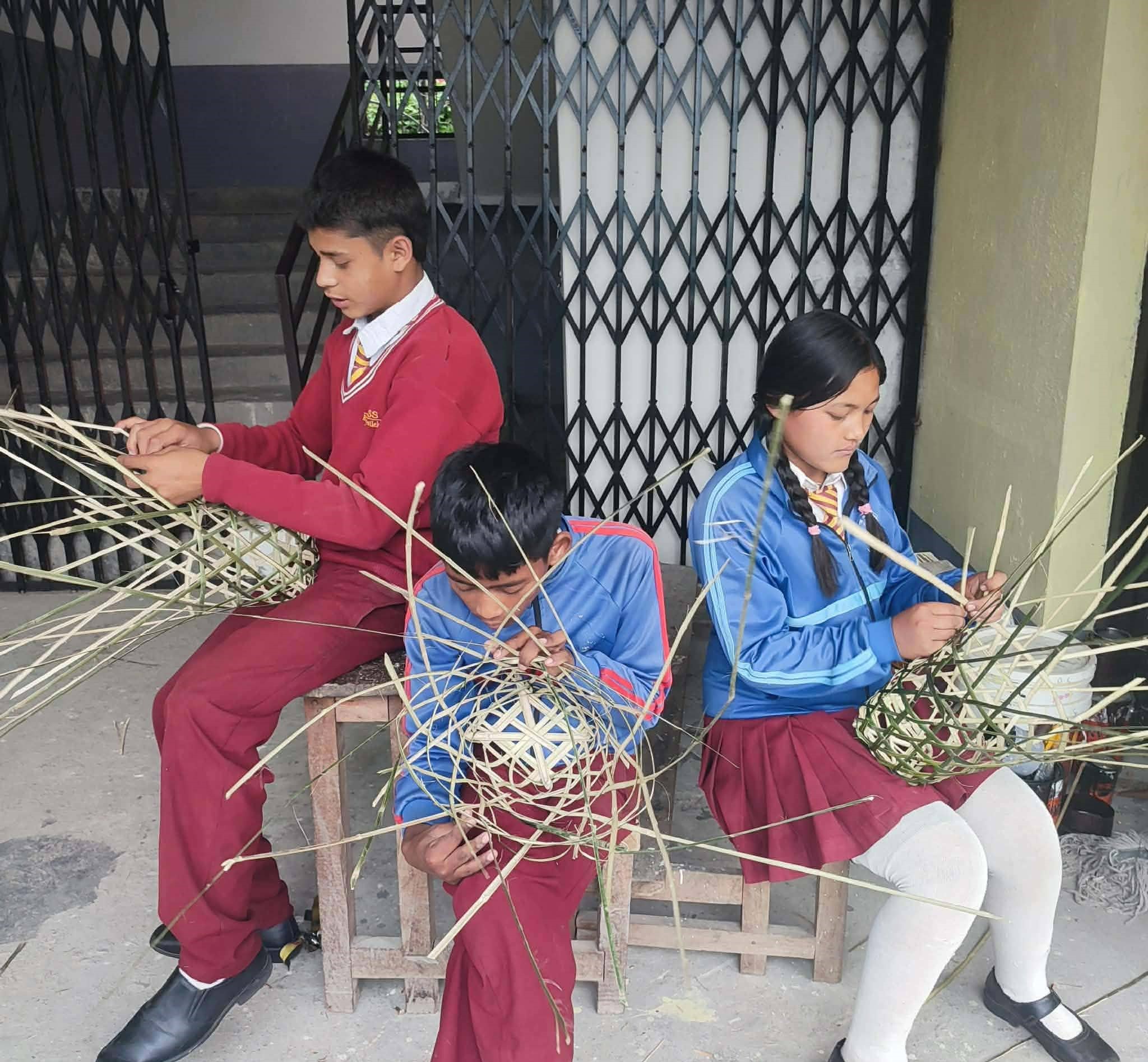 म्याग्दीका विद्यार्थीलाई चोयाका सामग्री बनाउने सीप प्रदान