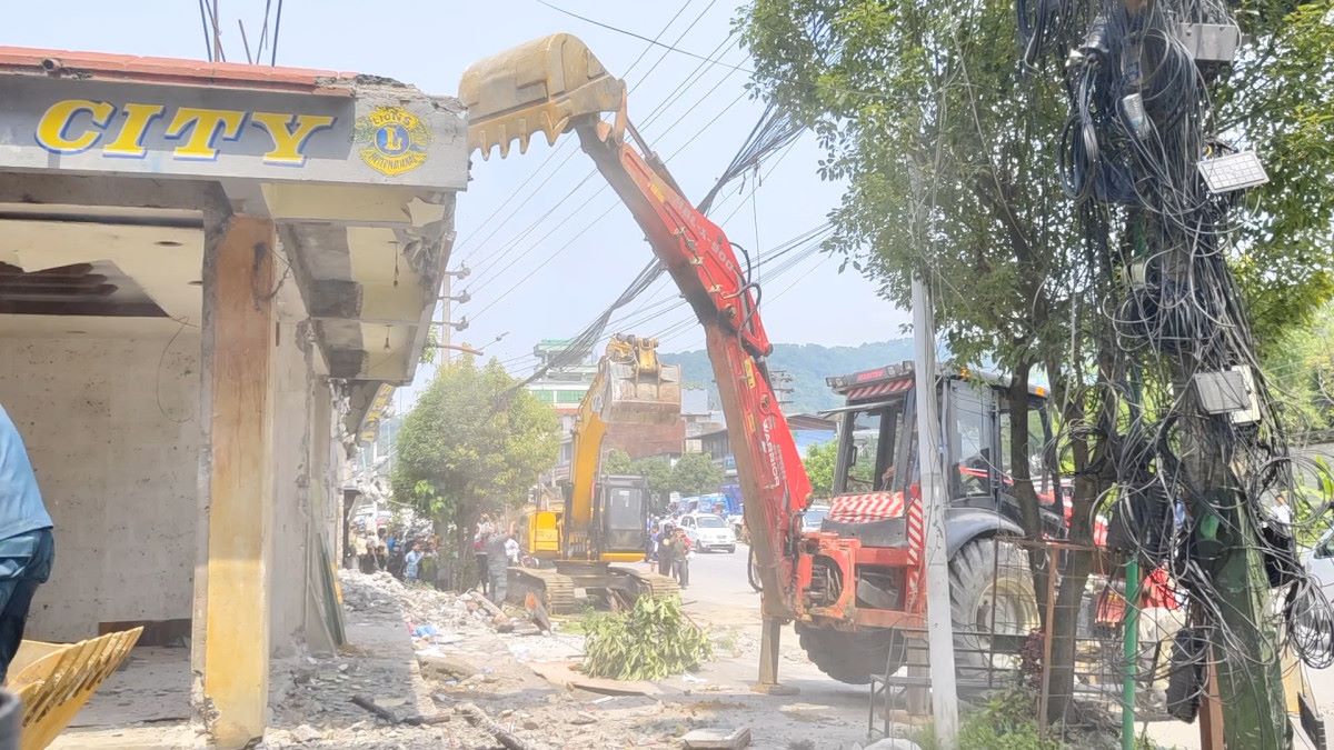 फिर्के खोला क्षेत्रमा चल्यो पोखरा महानगरको डोजर