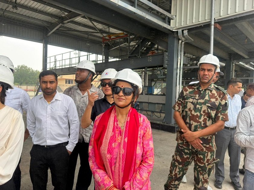 उद्योग मन्त्री कुमारी अमलेखगञ्जस्थित आयल निगमको कार्यालयको निरीक्षणमा