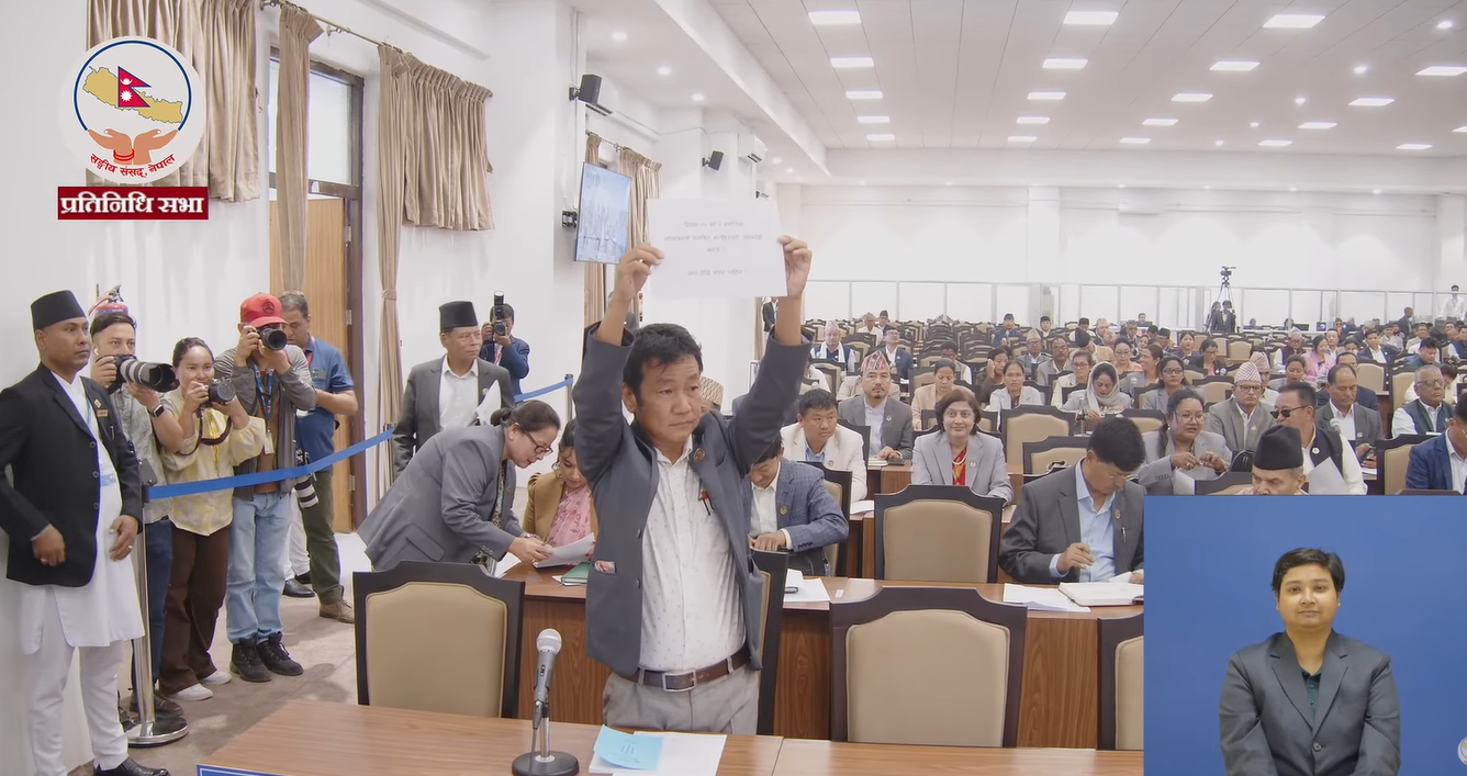 हर्क साम्पाङले आज पनि प्रतिनिधिसभामा पर्चा देखाएर विरोध जनाए