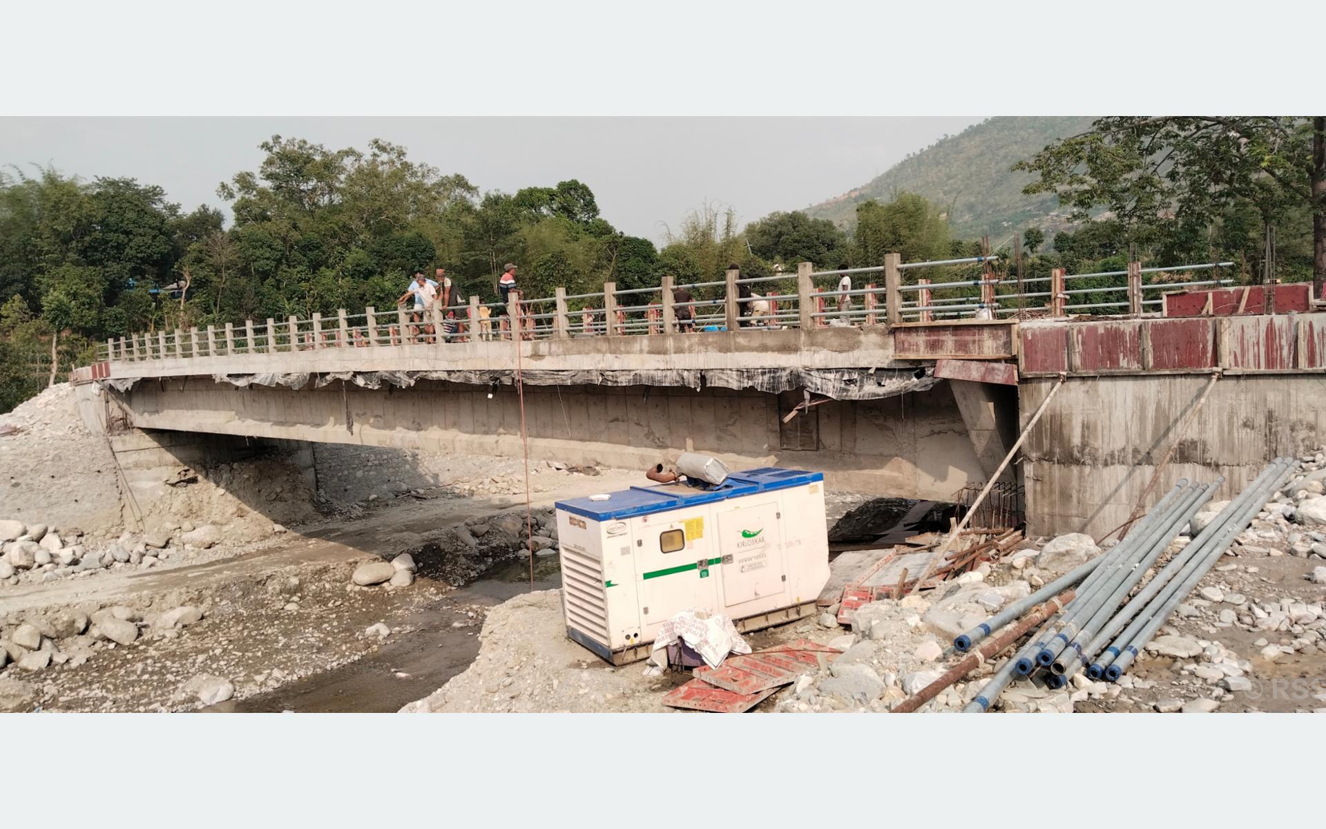 मन्थली-खाँडादेवी जोड्ने भटौली खोलामाथि निर्माणाधीन पक्की पुल अन्तिम चरणमा