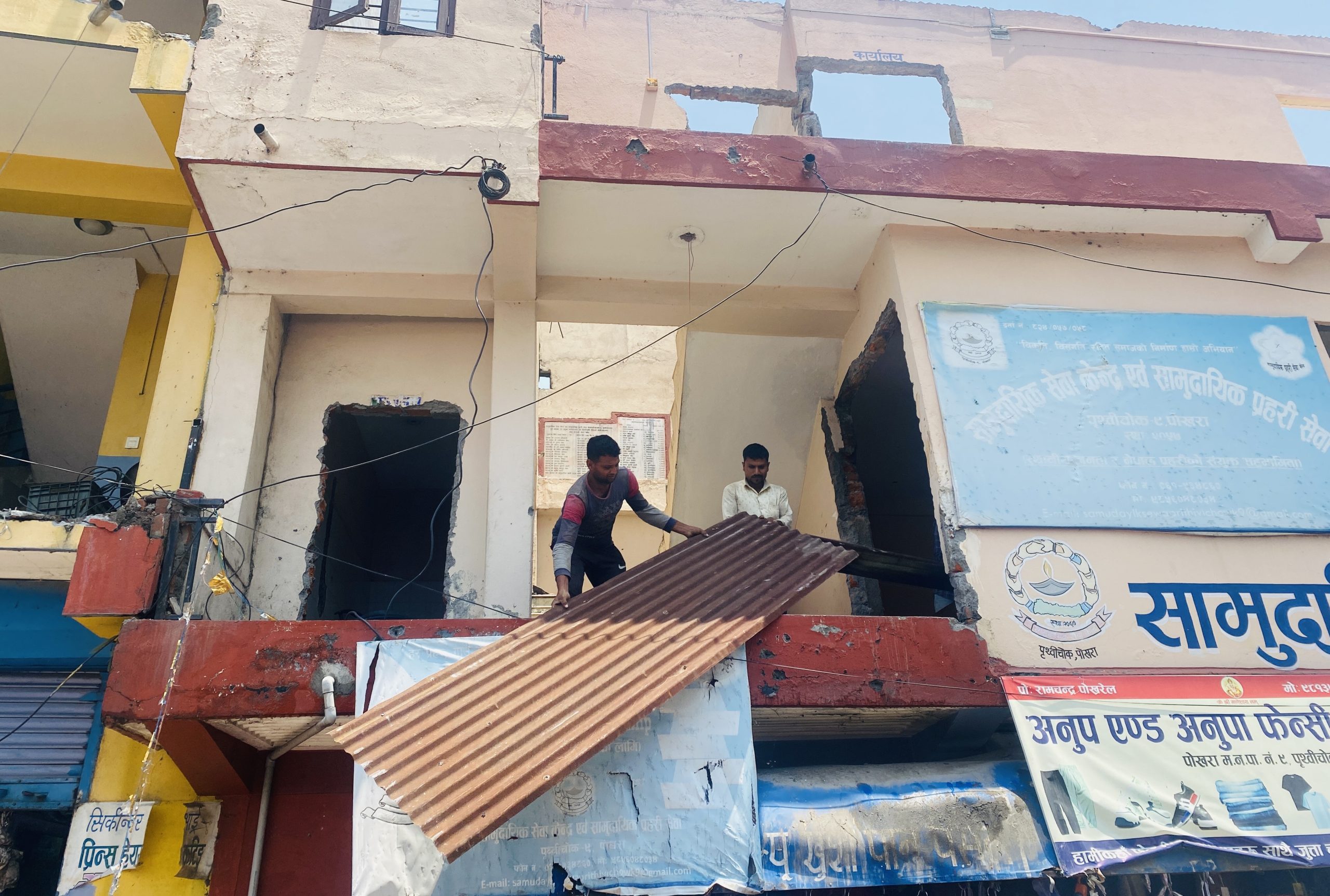 पोखरा महानगरपालिकाले अतिक्रमित संरचना हटाउँदै, सडक विस्तारको तयारी