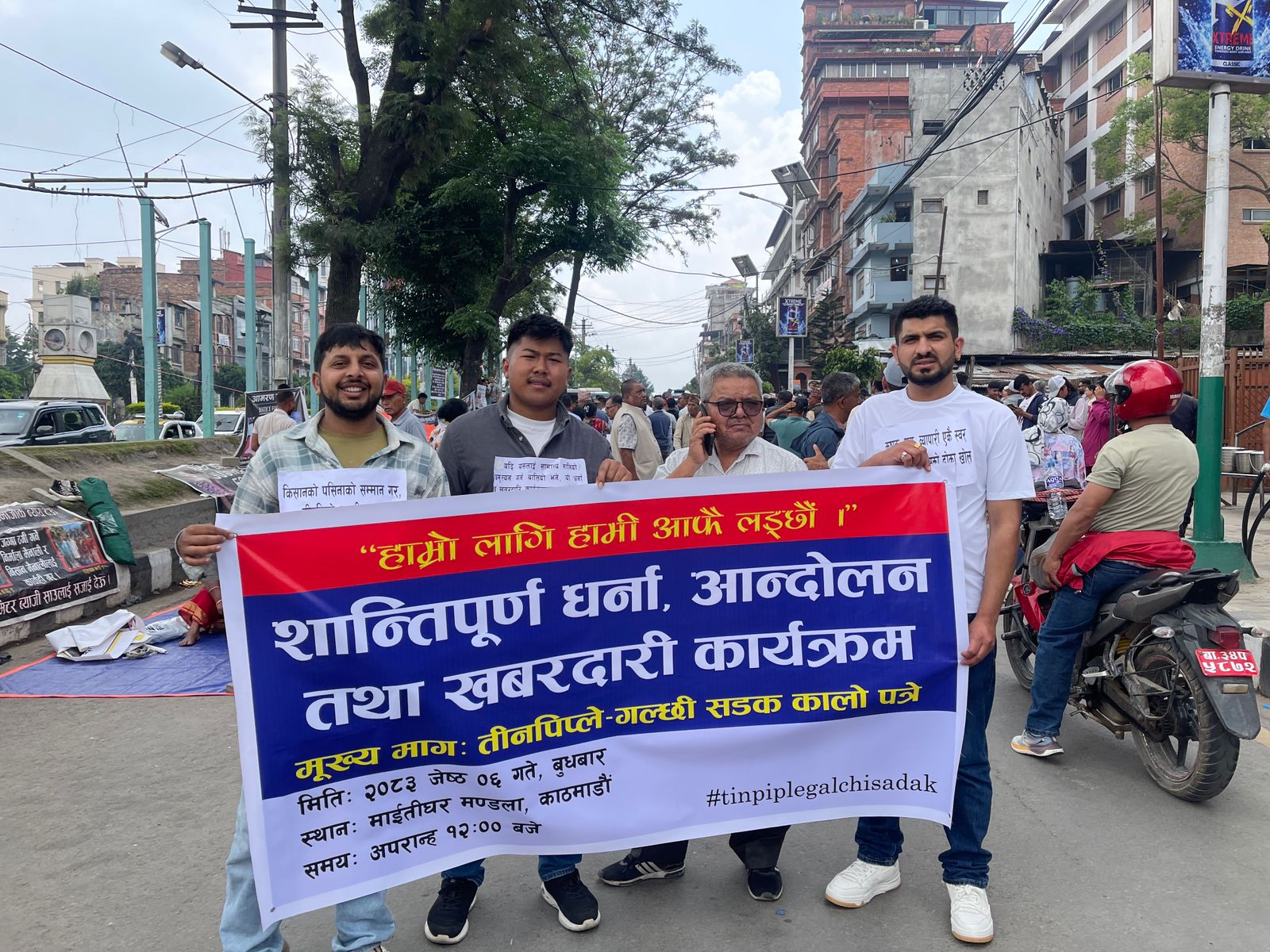 नुवाकोटमा वर्षौँदेखि सडक अलपत्र पारेको भन्दै माइतीघरमा युवाहरुले दिए धर्ना